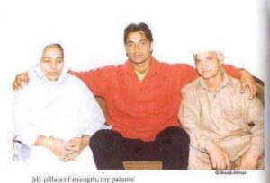 Shoaib Akhtar with his parents