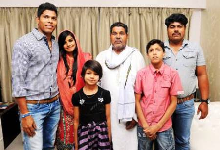Umesh-Yadav-with-his-family