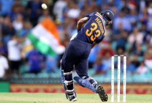 Most hated six by Hardik Pandya says Fans Remind him of MS Dhoni's old gesture