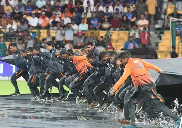 Rohit Sharma, Virat Kohli praised Colombo ground staff for IND vs PAK match.